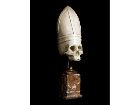 Memento mori-Marmorschädel mit Bischofsmitra